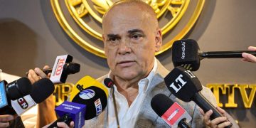 «Bachi» minimiza rumores de maniobras para removerlo de la presidencia del Congreso