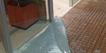 Temporal destroza blindex de cajero automático en Hernandarias