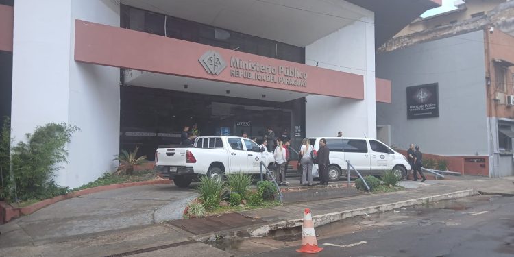 Despliegan protocolo de emergencia en la Fiscalía tras llamada de amenaza de bomba