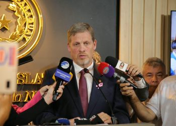 Senador pide prudencia y afirma que el BCP respondió satisfactoriamente al Senado