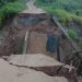 Derrumbe de puente en Caaguazú corta el paso vehicular y agrícola en Yhú