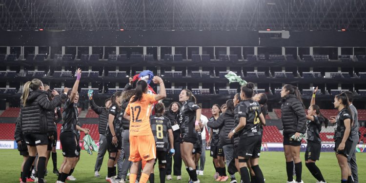 Olimpia golpeó sobre el final y logró un gran triunfo frente a Liga de Quito