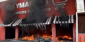 Incendio consume exsupermercado abandonado