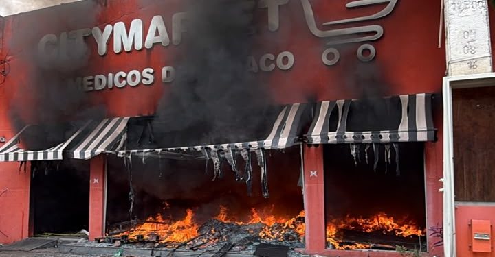Incendio consume exsupermercado abandonado