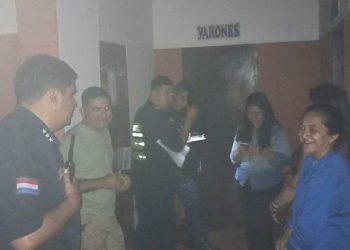 Policía intervino ante intento de ingreso a un aula lacrada donde estaban las urnas