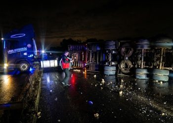 Camión paraguayo volcó en una ruta argentina y generó demoras hacia Posadas