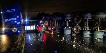 Camión paraguayo volcó en una ruta argentina y generó demoras hacia Posadas