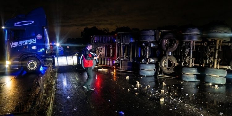 Camión paraguayo volcó en una ruta argentina y generó demoras hacia Posadas