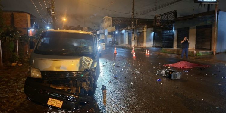 Un motociclista perdió la vida tras impactar contra un furgón