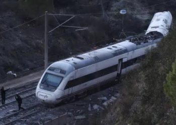 Chocaron dos trenes de alta velocidad y hay al menos diez muertos en España