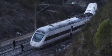 Chocaron dos trenes de alta velocidad y hay al menos diez muertos en España