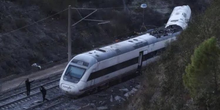 Chocaron dos trenes de alta velocidad y hay al menos diez muertos en España