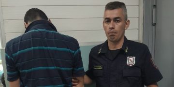 Intentó escapar de control policial, chocó contra agentes del Lince y terminó detenido