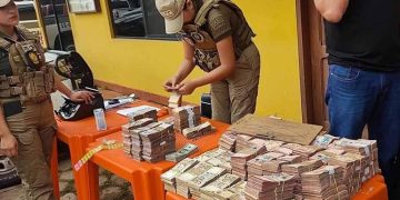 Incautaron más de USD 300 mil ocultos en ambulancia que salió de la casa de fiscal boliviano