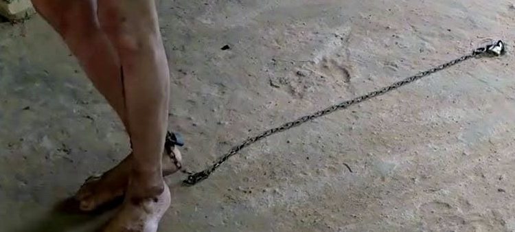 Abuelo de 79 años pide ayuda para su nieto, a quien mantiene encadenado
