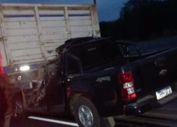 Dos personas perdieron la vida tras chocar contra un camión de gran porte