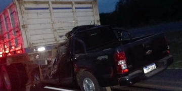 Dos personas perdieron la vida tras chocar contra un camión de gran porte