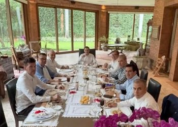 Cartes comparte almuerzo con Nicanor Duarte Frutos y principales referentes de Honor Colorado