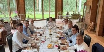 Cartes comparte almuerzo con Nicanor Duarte Frutos y principales referentes de Honor Colorado
