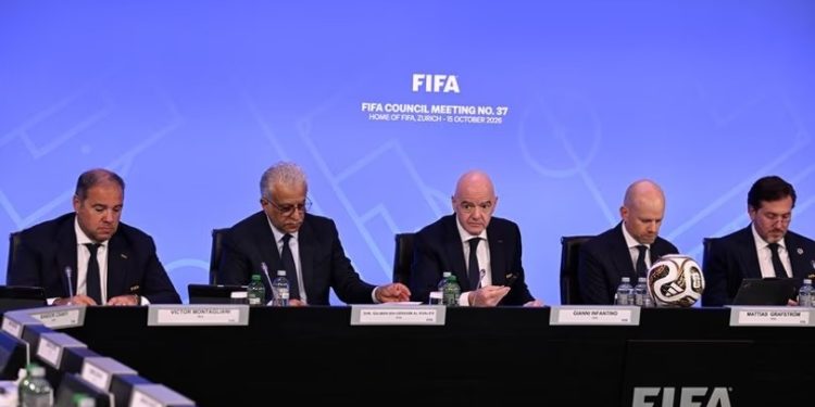 Gianni Infantino pide disculpas en un tenso Consejo de la FIFA tras el fallido proyecto sobre el Mundial