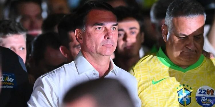 Flávio Bolsonaro habría abandonado Brasil con destino a Estados Unidos