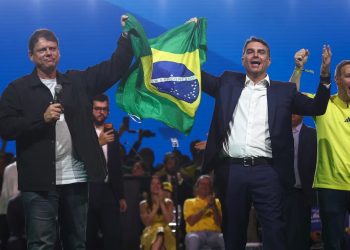 Brasil: Flávio Bolsonaro lidera el escrutinio y habrá segunda vuelta