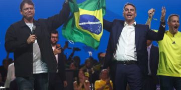 Brasil: Flávio Bolsonaro lidera el escrutinio y habrá segunda vuelta