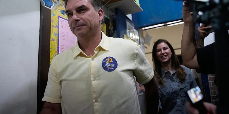 Estados Unidos otorgará visas a Flávio Bolsonaro y a su familia