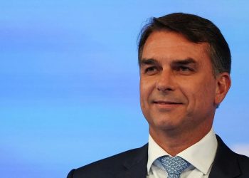 Flávio Bolsonaro se proclama presidente electo y denuncia fraude desde Estados Unidos