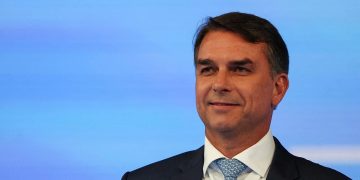 Flávio Bolsonaro se proclama presidente electo y denuncia fraude desde Estados Unidos