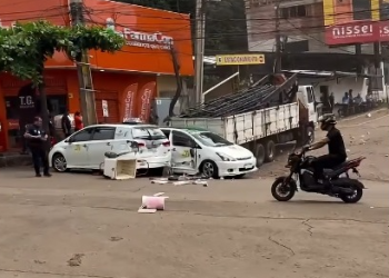 Camión sin control retrocede en pendiente y embiste a varios taxis en Ciudad del Este
