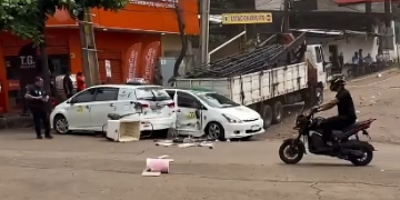 Camión sin control retrocede en pendiente y embiste a varios taxis en Ciudad del Este