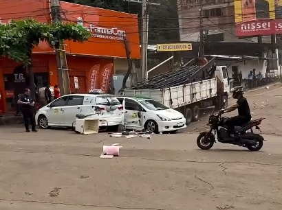 Camión sin control retrocede en pendiente y embiste a varios taxis en Ciudad del Este