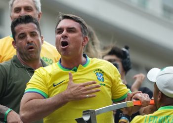 Residentes brasileños en Paraguay votaron masivamente por Flávio Bolsonaro