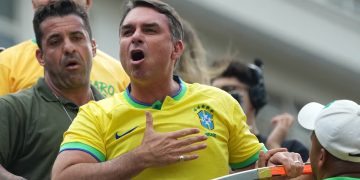 Residentes brasileños en Paraguay votaron masivamente por Flávio Bolsonaro
