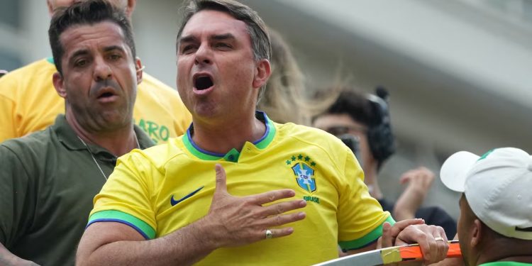 Residentes brasileños en Paraguay votaron masivamente por Flávio Bolsonaro