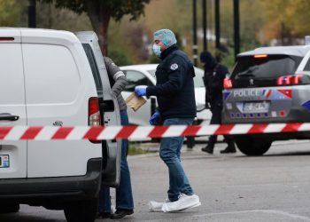 Ataque terrorista en las afueras de París deja un muerto y cuatro heridos