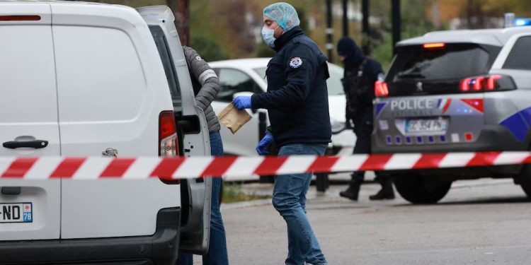 Ataque terrorista en las afueras de París deja un muerto y cuatro heridos