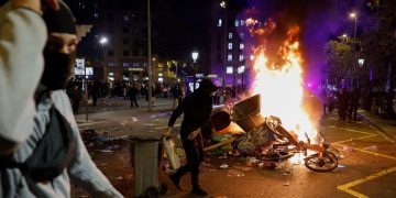 Tensión en Barcelona: protesta estudiantil deriva en graves incidentes