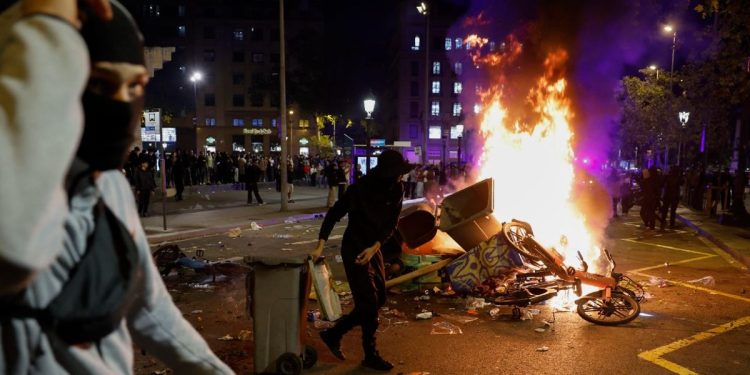 Tensión en Barcelona: protesta estudiantil deriva en graves incidentes
