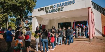 Extranjeros acampan en Ciudad del Este para tramitar su residencia en la jornada Migra Móvil