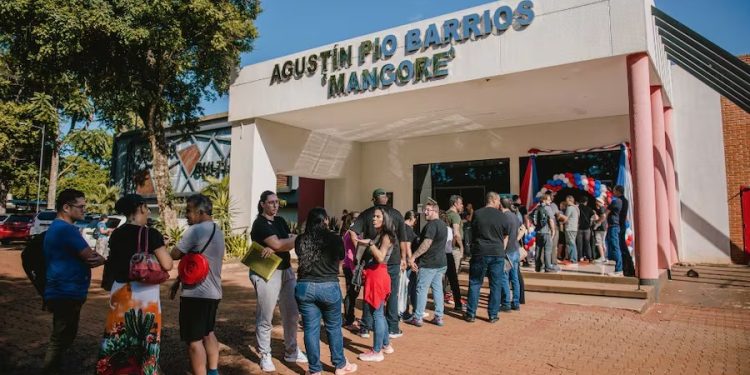Extranjeros acampan en Ciudad del Este para tramitar su residencia en la jornada Migra Móvil