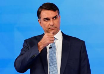Flávio Bolsonaro denuncia persecución judicial tras la retirada de su pasaporte