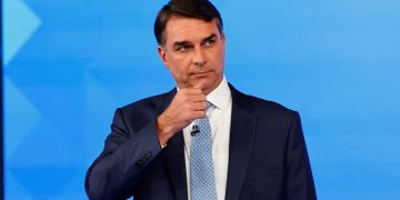 Flávio Bolsonaro denuncia persecución judicial tras la retirada de su pasaporte
