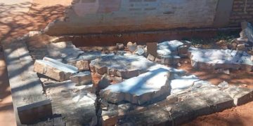 Camión de almuerzo escolar derriba muralla de escuela y deja alumnas heridas