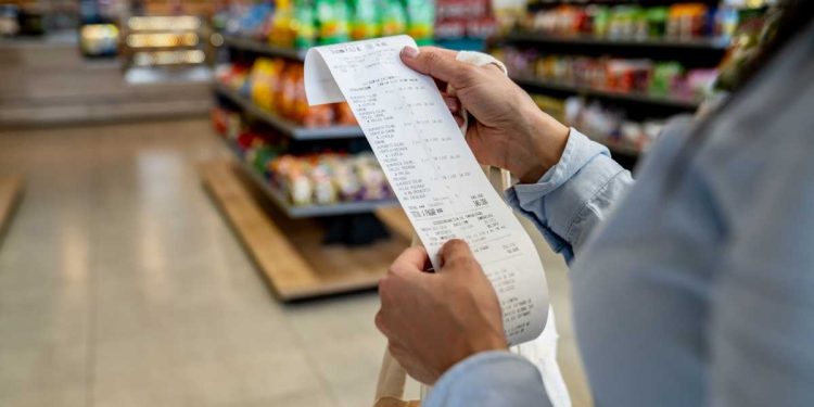Confianza del consumidor sigue por debajo del nivel neutral ante la cautela del bolsillo