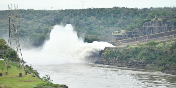 Suba del río Iguazú obliga a abrir las compuertas de la represa ITAIPU