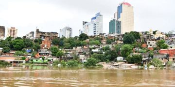 El río Paraná baja levemente, pero advierten por nuevos pronósticos de lluvia