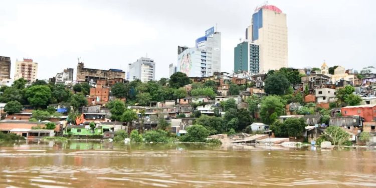 El río Paraná baja levemente, pero advierten por nuevos pronósticos de lluvia