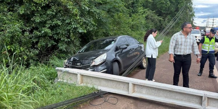 Joven de 18 años resulta ilesa tras chocar contra una columna de la ANDE